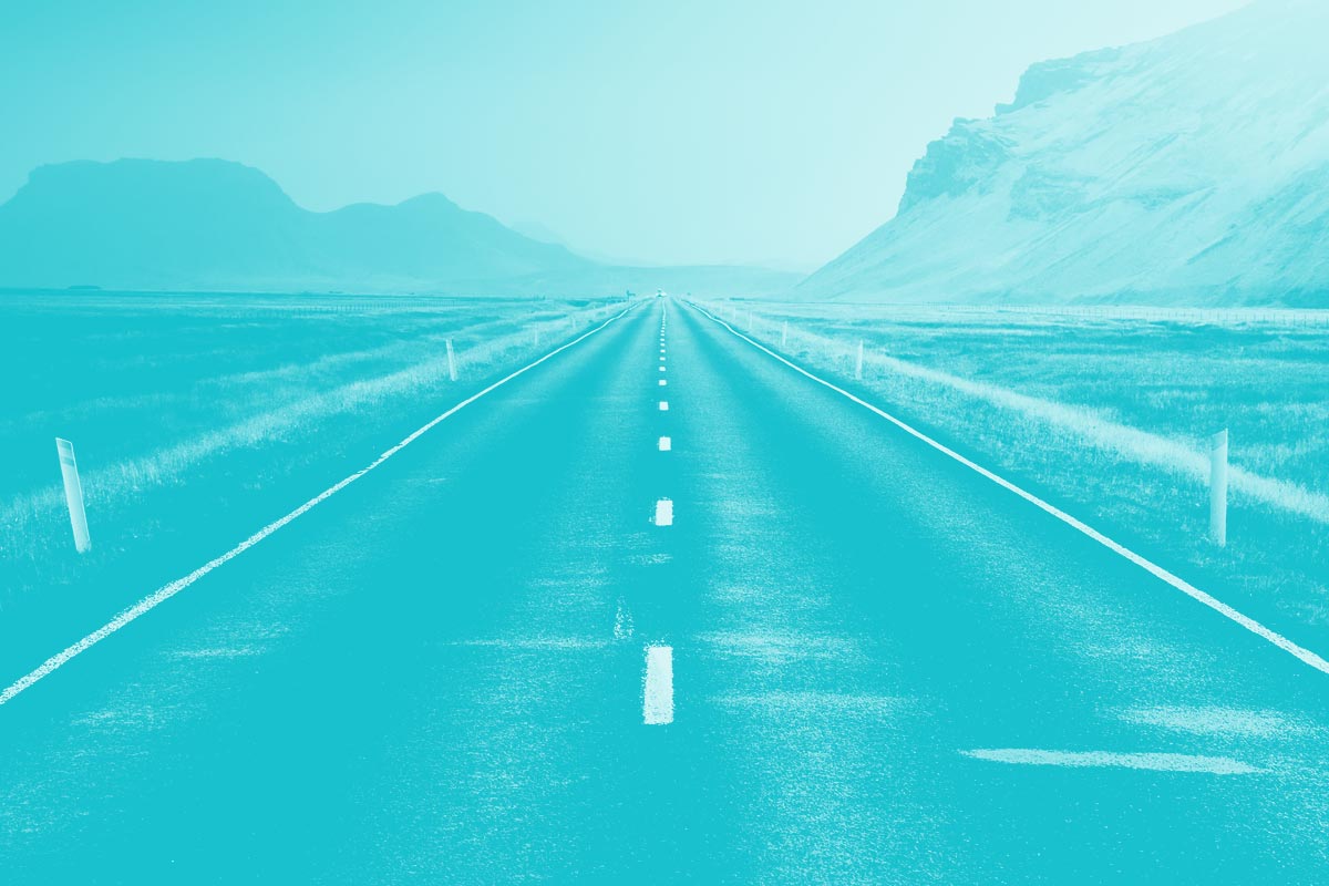 Fotografia de uma estrada deserta no meio de uma paisagem vulcânica alusiva ao conceito de acessibilidade digital