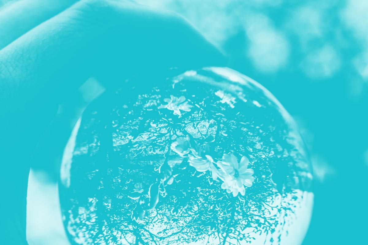 Fotografia de uma bola de cristal alusiva ao conceito de futuro dos serviços públicos digitais