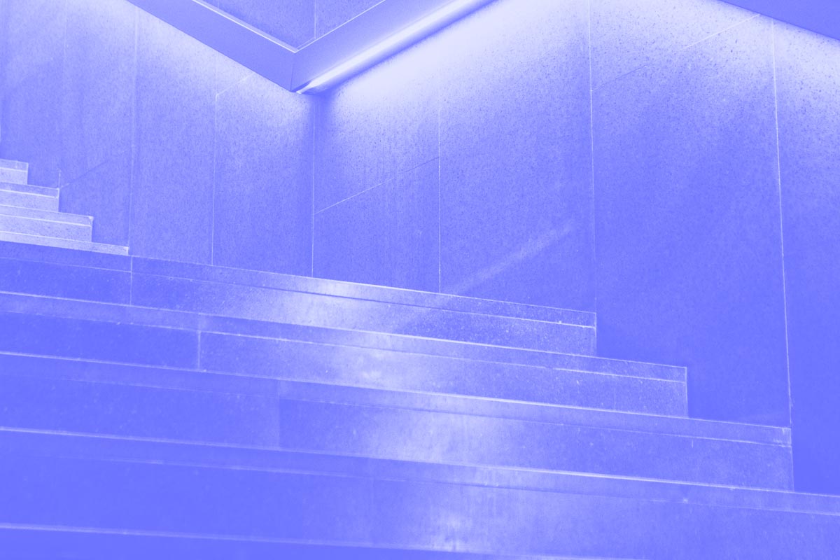 Fotografia de um lance de escadas alusiva ao conceito de matriz de maturidade de UX