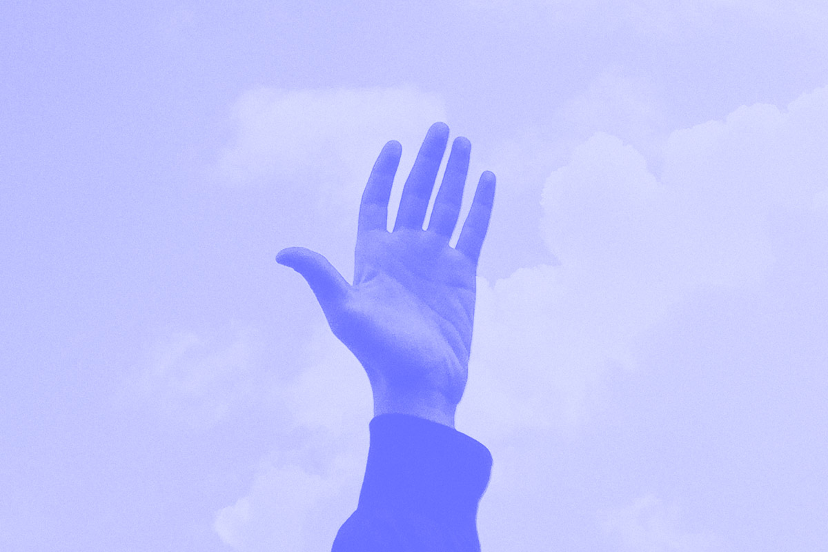 Fotografia de uma mão estendida alusiva ao conceito de consultoras digitais