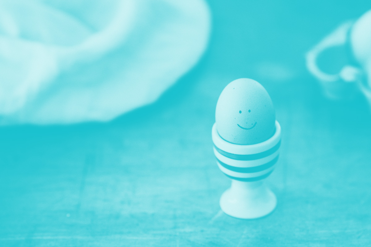 Fotografia de um ovo com um sorriso desenhado alusiva ao conceito de humor dos designers